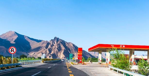 第一个能充电的加油站来啦