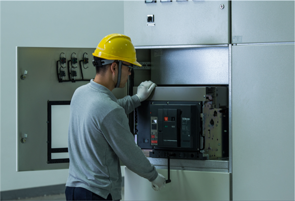 低压框架式断路器维保检修